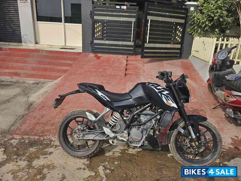 Black KTM Duke 200