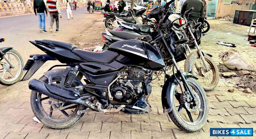 Black Bajaj Pulsar 125 Split Seat