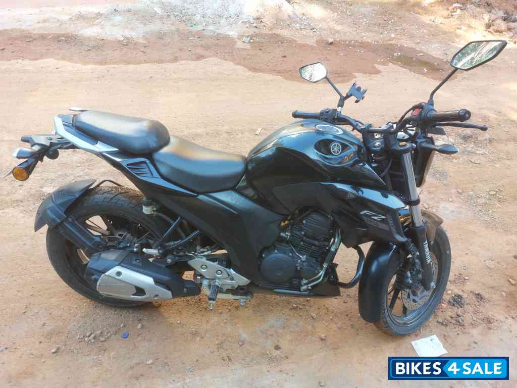 Black Yamaha FZS 25 2022
