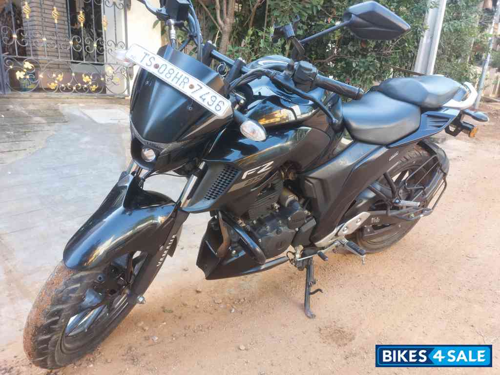 Black Yamaha FZS 25 2022