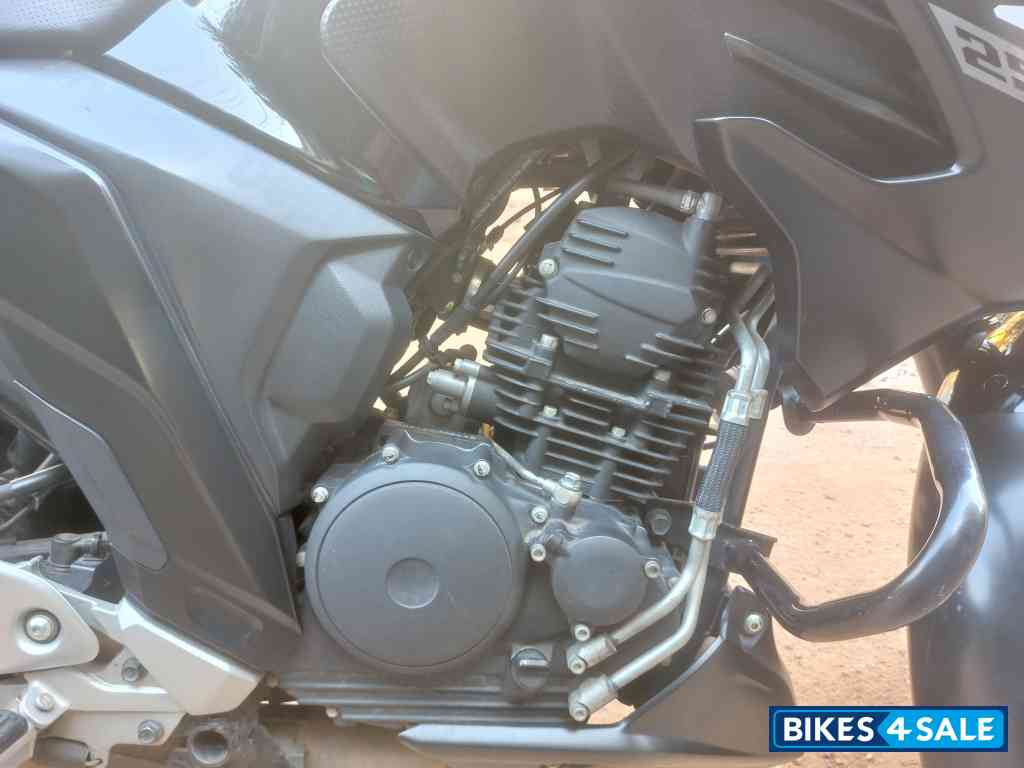 Black Yamaha FZS 25 2022