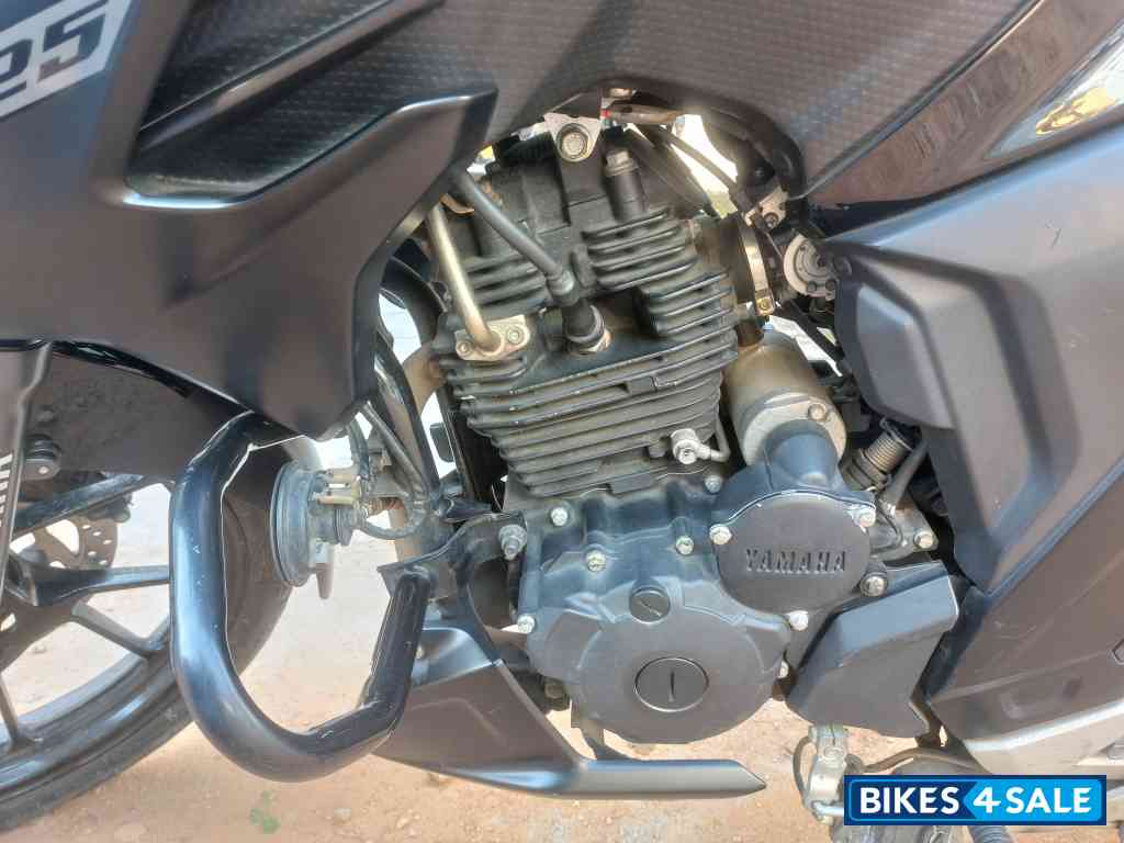 Black Yamaha FZS 25 2022