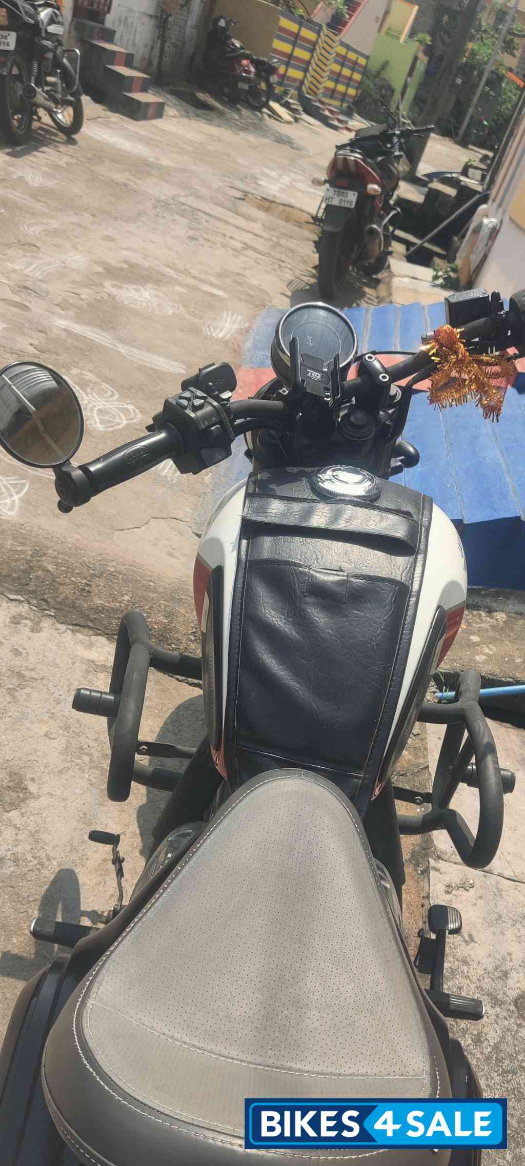 Dual Tone Jawa 42 Bobber Dual Channel ABS