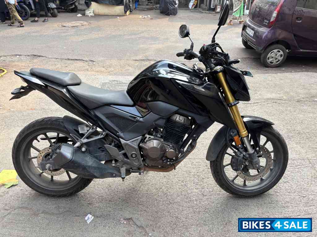 Honda CB300F Deluxe Pro