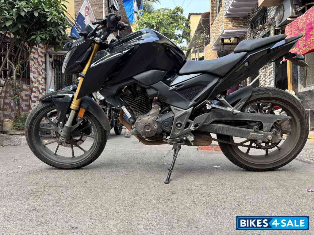 Honda CB300F Deluxe Pro