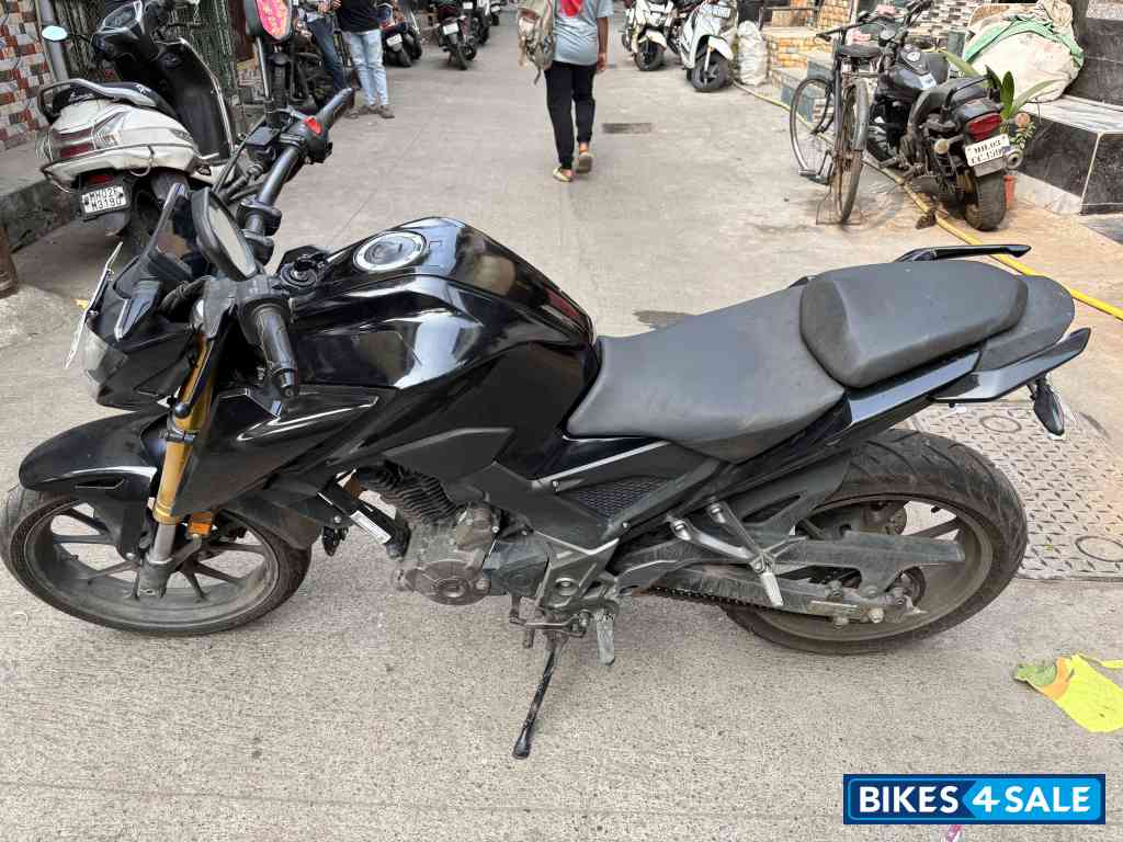 Honda CB300F Deluxe Pro