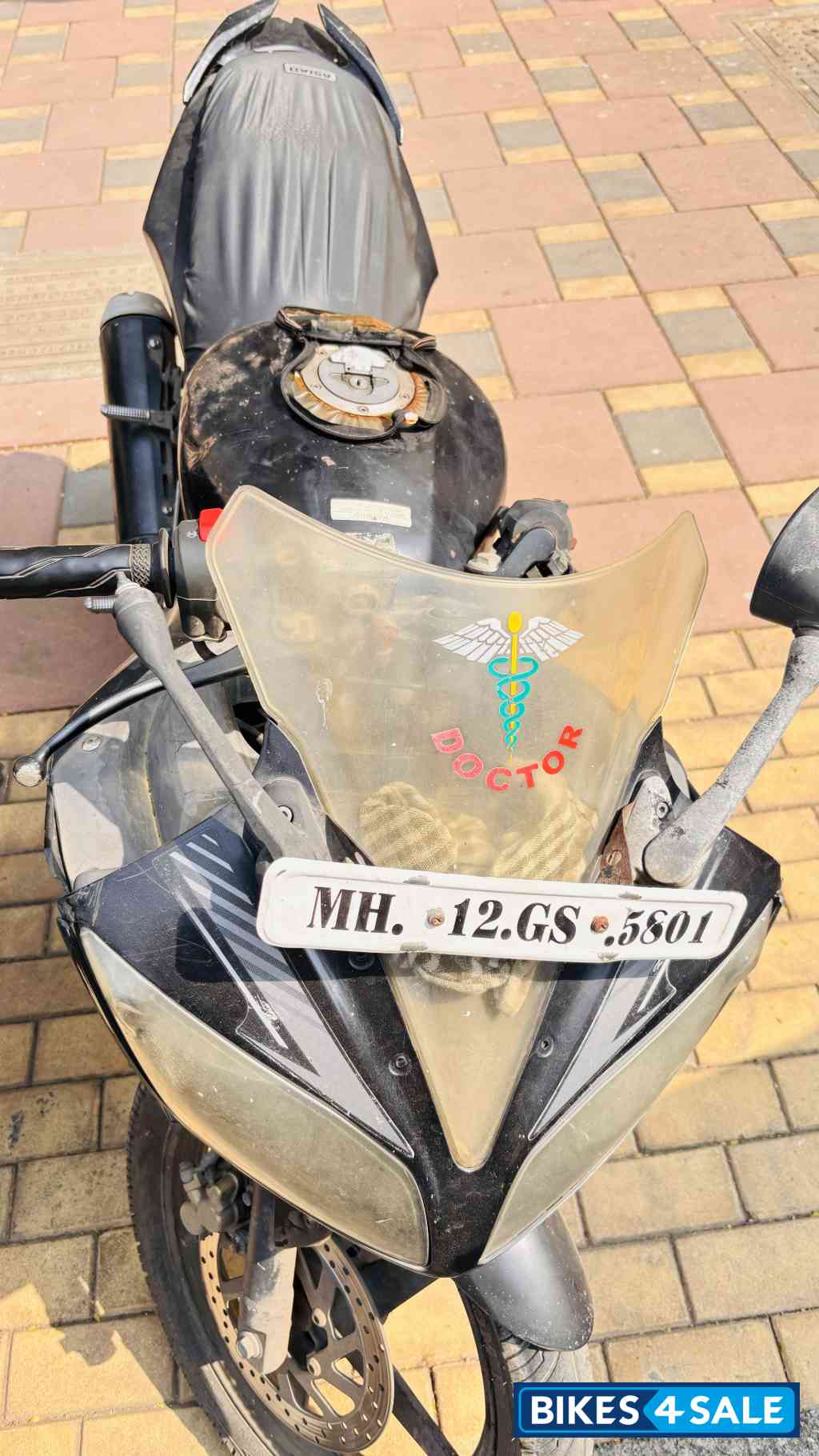 Black Yamaha YZF R15