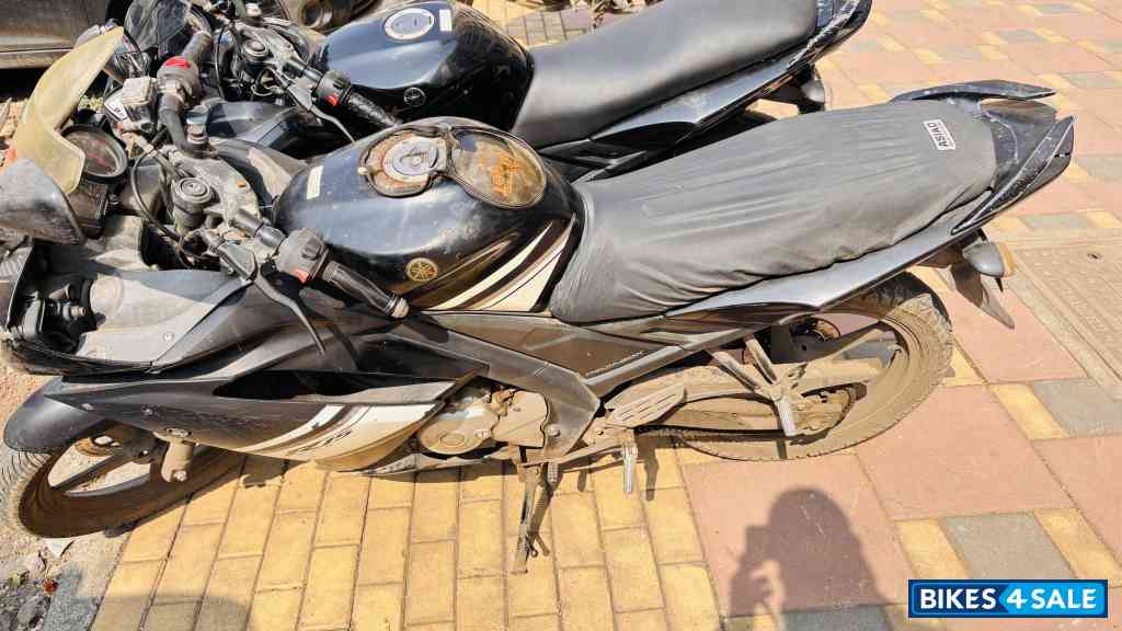 Black Yamaha YZF R15