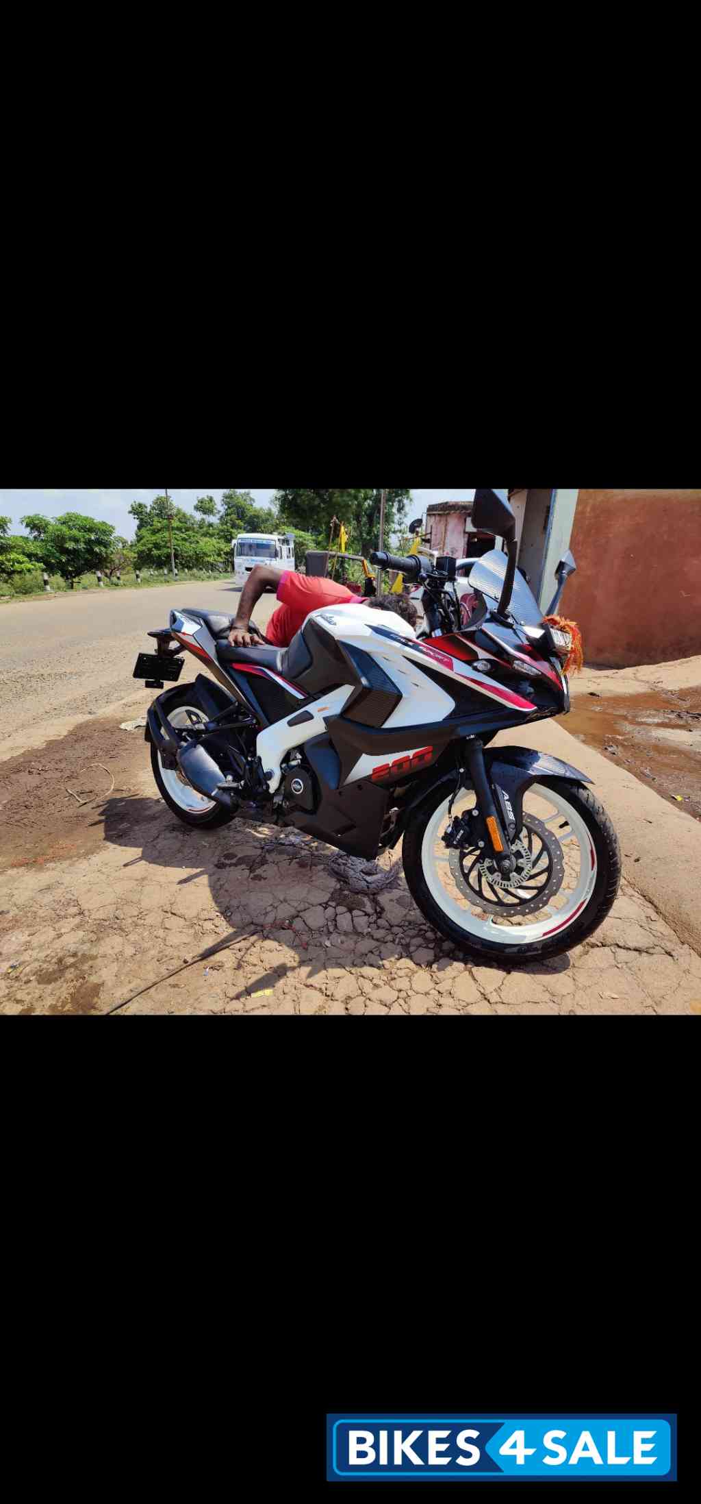 White Bajaj Pulsar RS 200 BS6