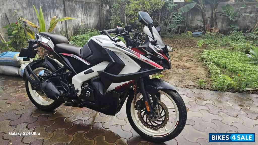 White Bajaj Pulsar RS 200 BS6 White Bajaj Pulsar RS 200 BS6