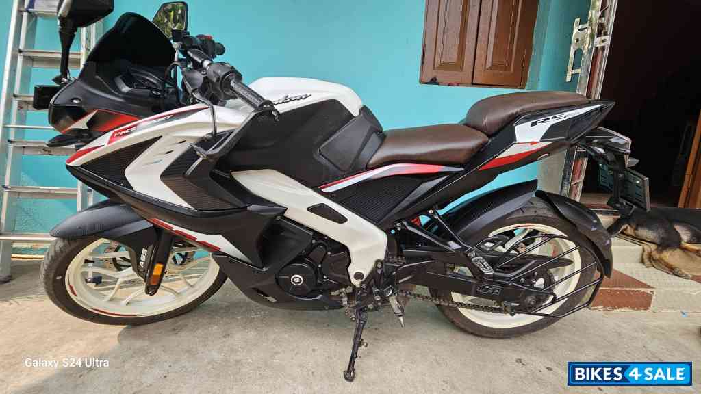 White Bajaj Pulsar RS 200 BS6 White Bajaj Pulsar RS 200 BS6