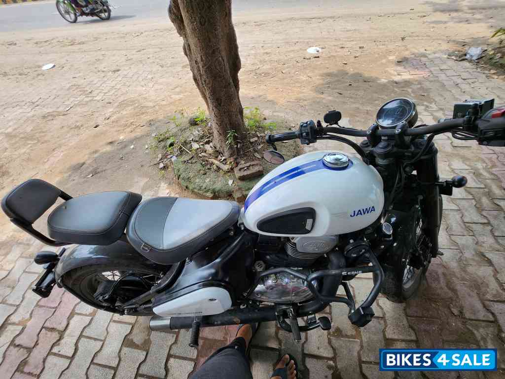 White And Blue Jawa 42 Bobber Dual Channel ABS