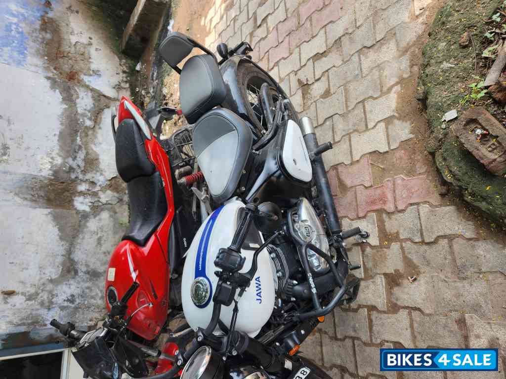 White And Blue Jawa 42 Bobber Dual Channel ABS