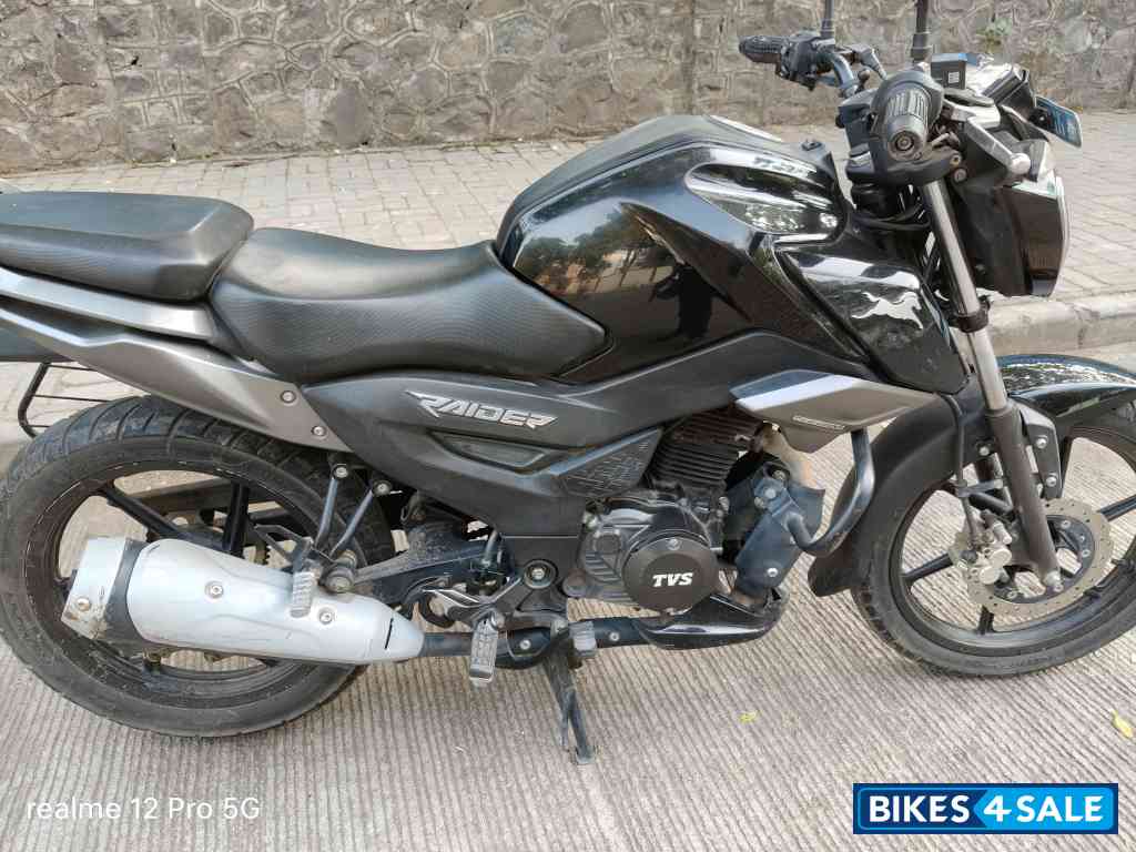 Black TVS Raider 125