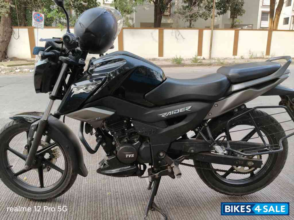 Black TVS Raider 125