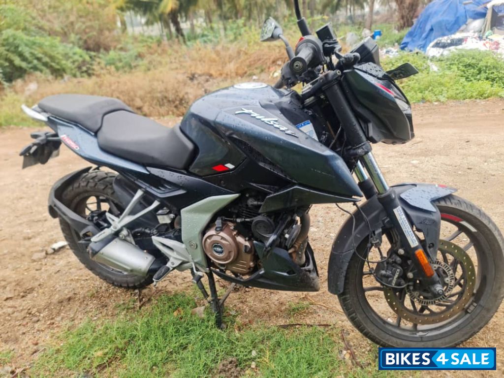 Glossy Techno Black Bajaj Pulsar N250
