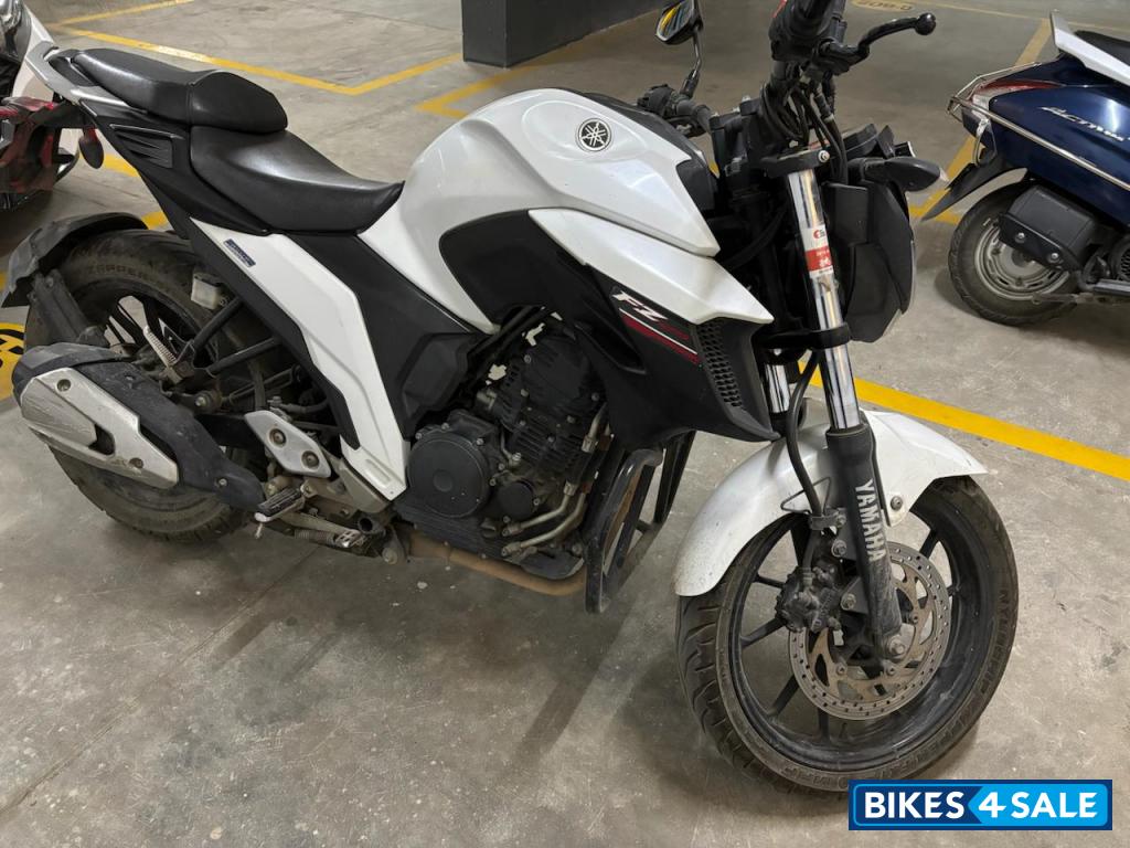 White Yamaha FZ25