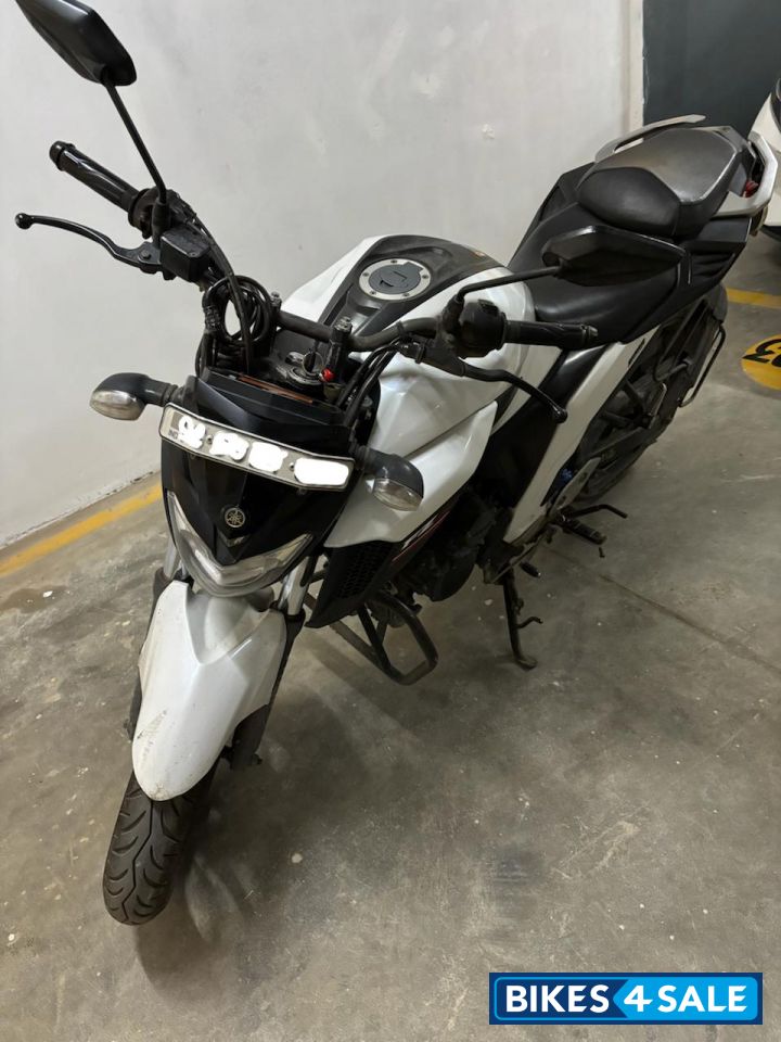 White Yamaha FZ25 White Yamaha FZ25