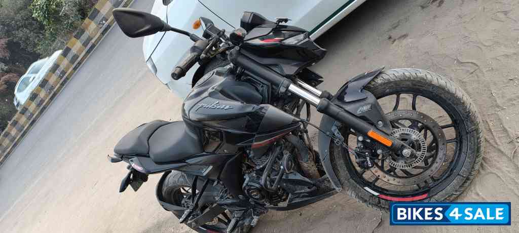 Brooklyn Black Bajaj Pulsar N160