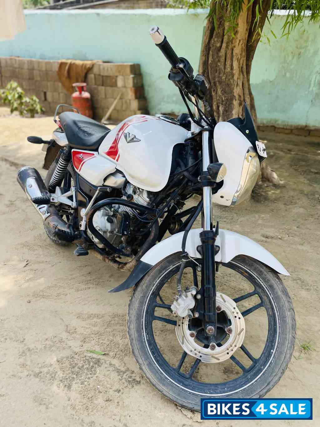 Bajaj V15
