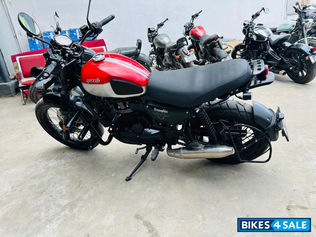 Yezdi Scrambler Dual Tone