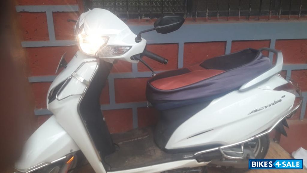 White Honda Activa 6G