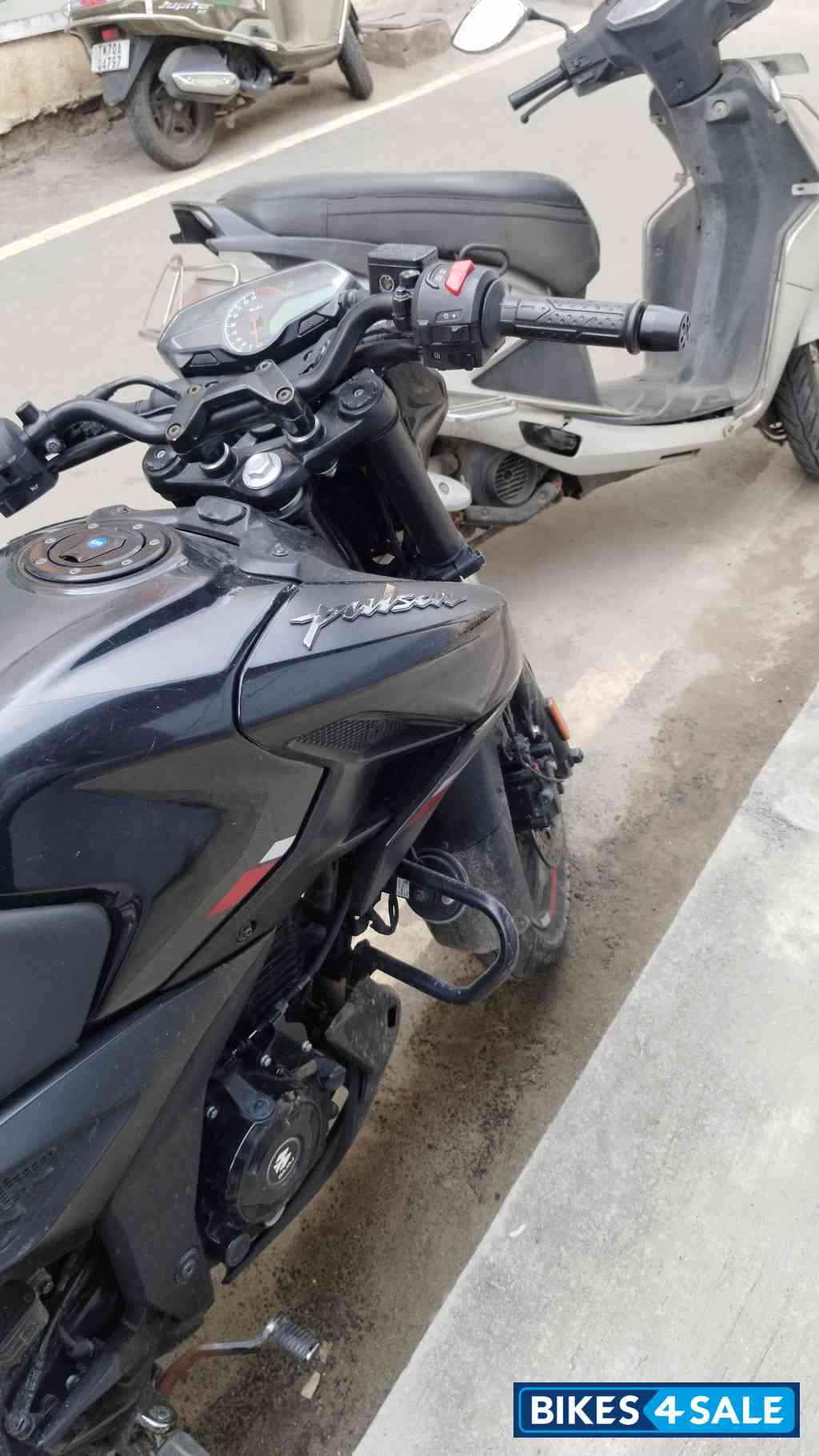 Black Bajaj Pulsar N160