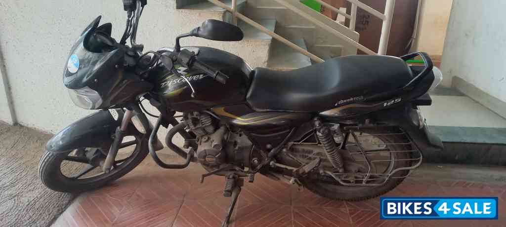 Black Bajaj Discover 125