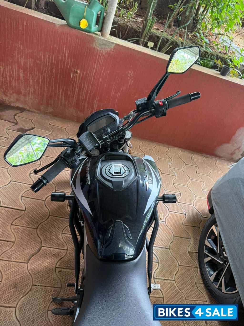 Black Bajaj Dominar 250