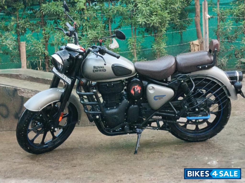 Gunmetal Grey Royal Enfield Classic 350 BS VI Gunmetal Grey Royal Enfield Classic 350 BS VI