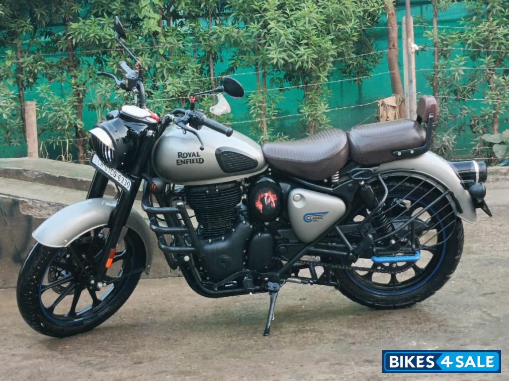 Gunmetal Grey Royal Enfield Classic 350 BS VI Gunmetal Grey Royal Enfield Classic 350 BS VI