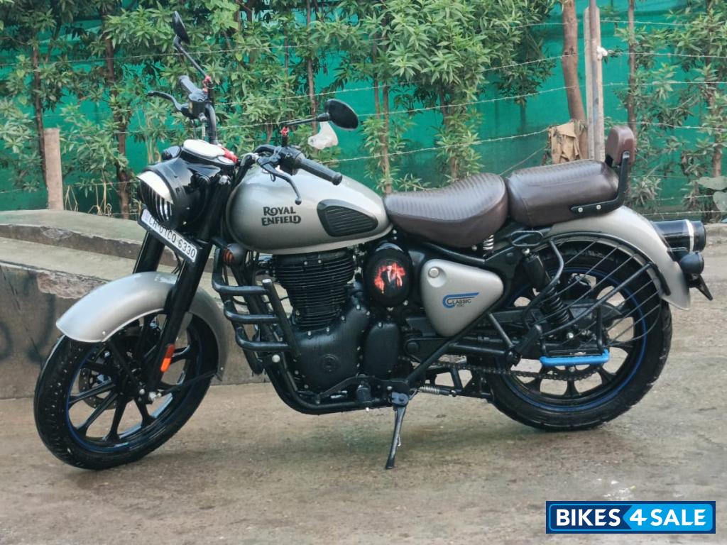 Gunmetal Grey Royal Enfield Classic 350 BS VI Gunmetal Grey Royal Enfield Classic 350 BS VI