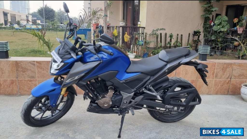 Honda CB300F Deluxe Pro