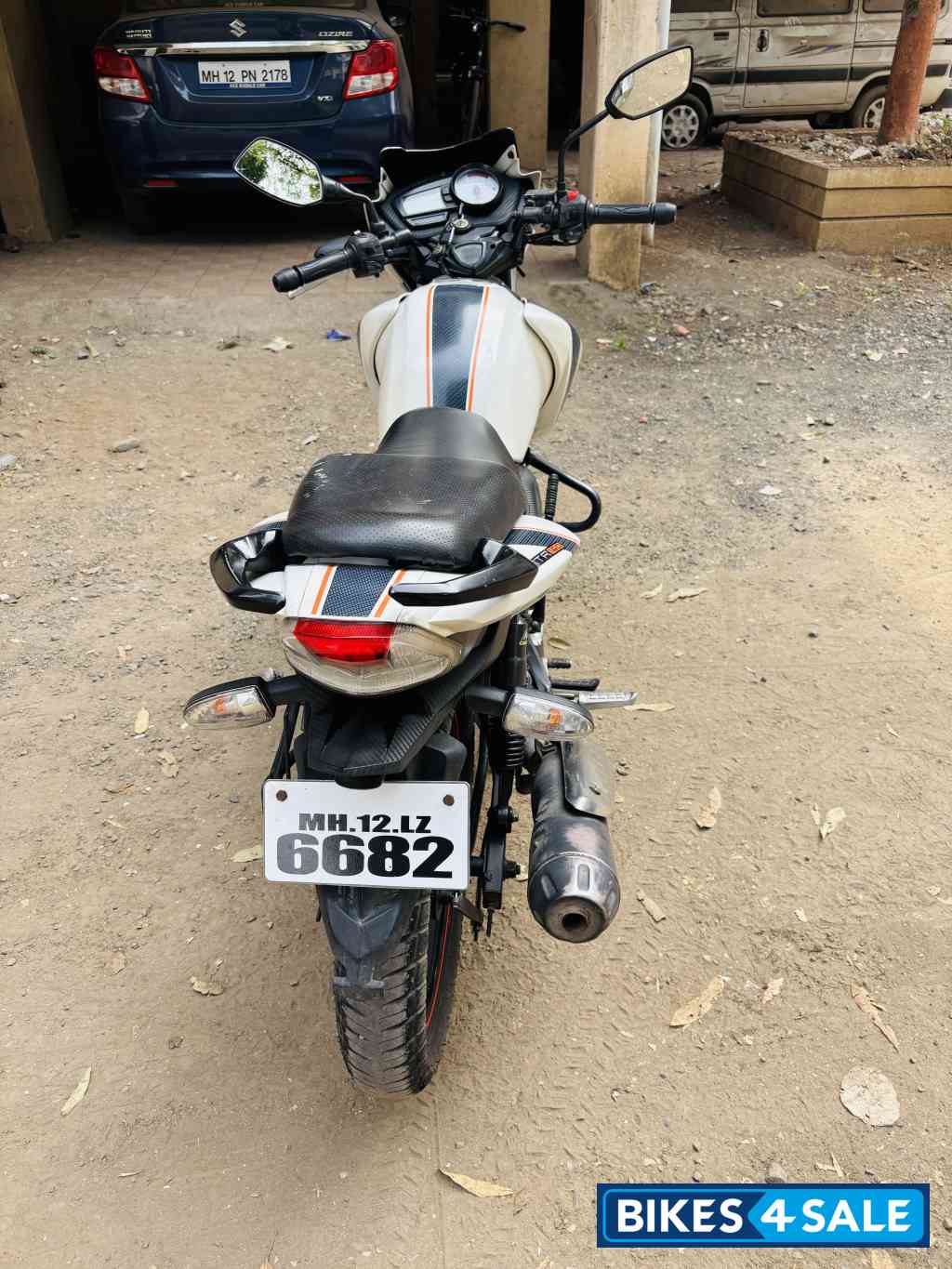 White TVS Apache RTR 160