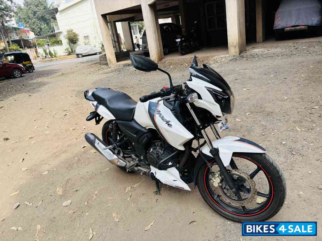 White TVS Apache RTR 160