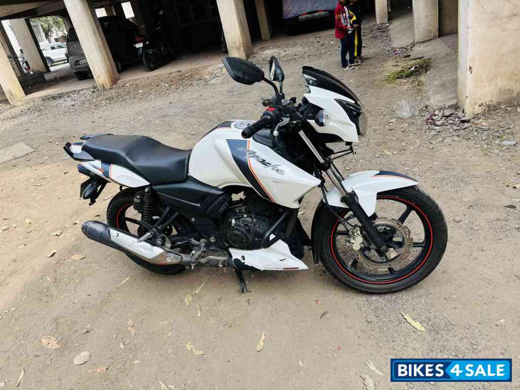 White TVS Apache RTR 160