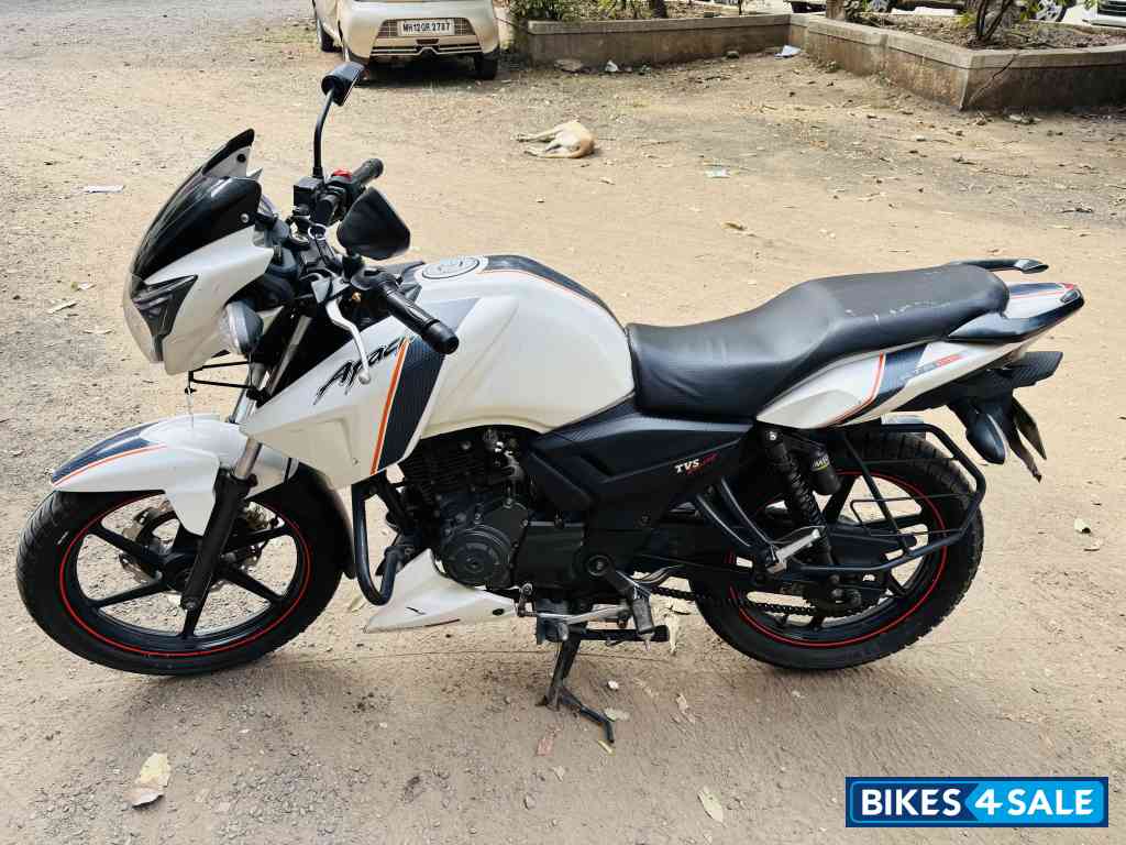White TVS Apache RTR 160