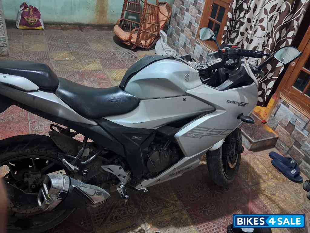 Mat Platina Silver Suzuki Gixxer SF 250