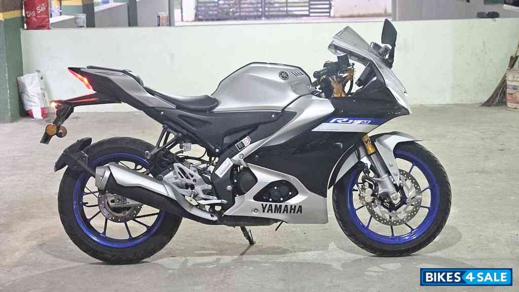 White Metallic Yamaha R15M