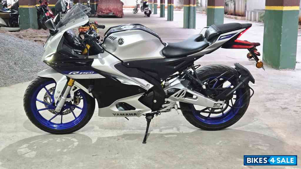 White Metallic Yamaha R15M