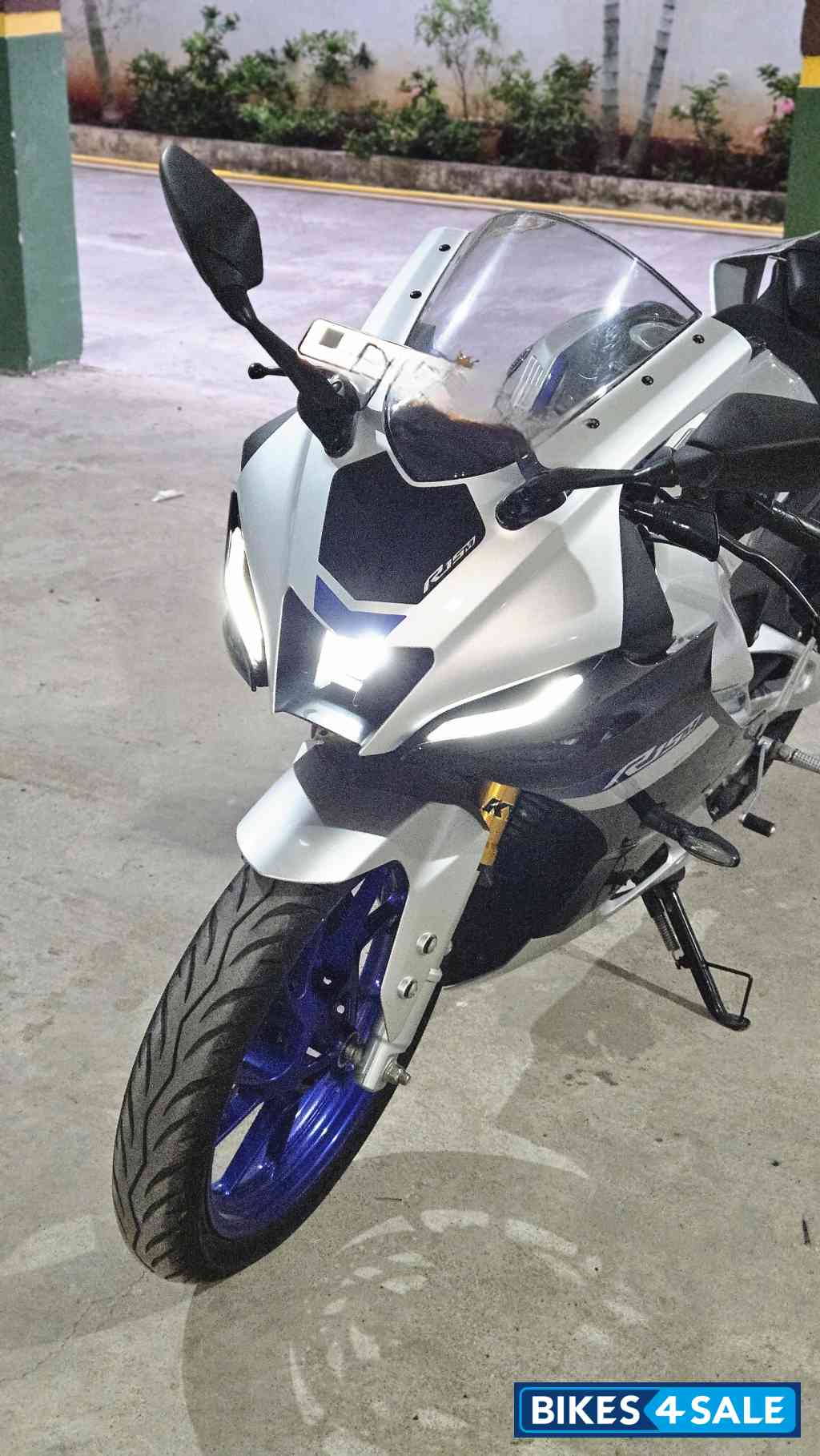White Metallic Yamaha R15M