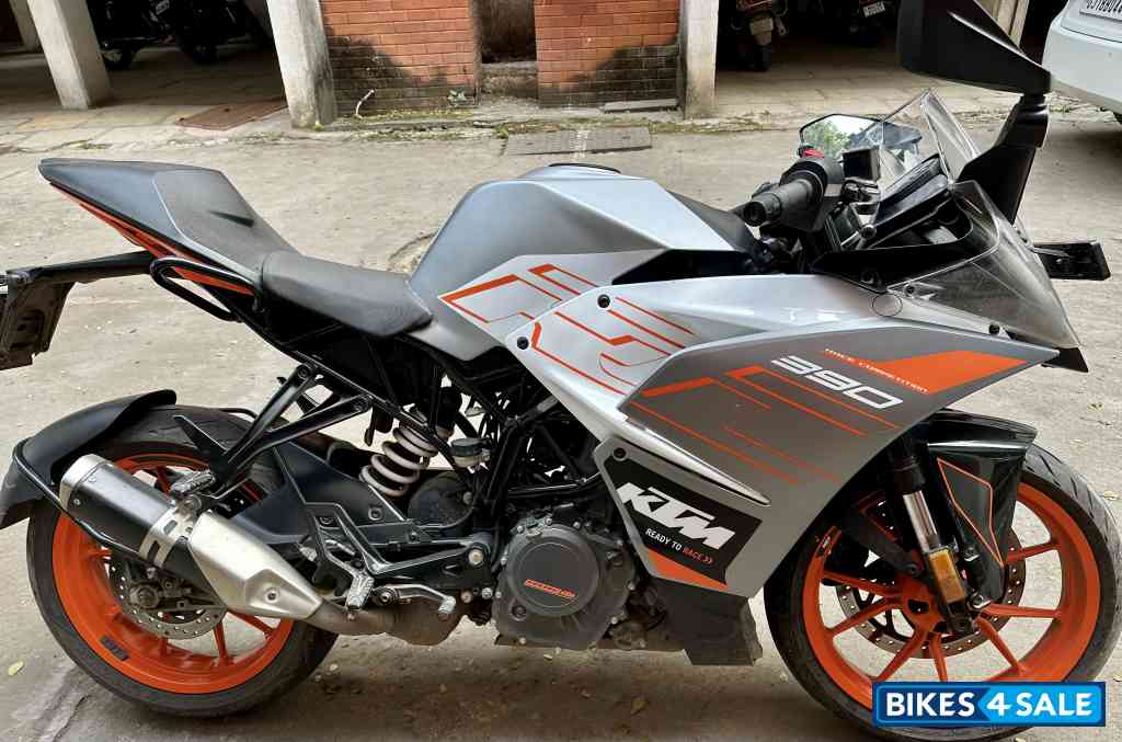 Metallic Sliver KTM RC 390 2020