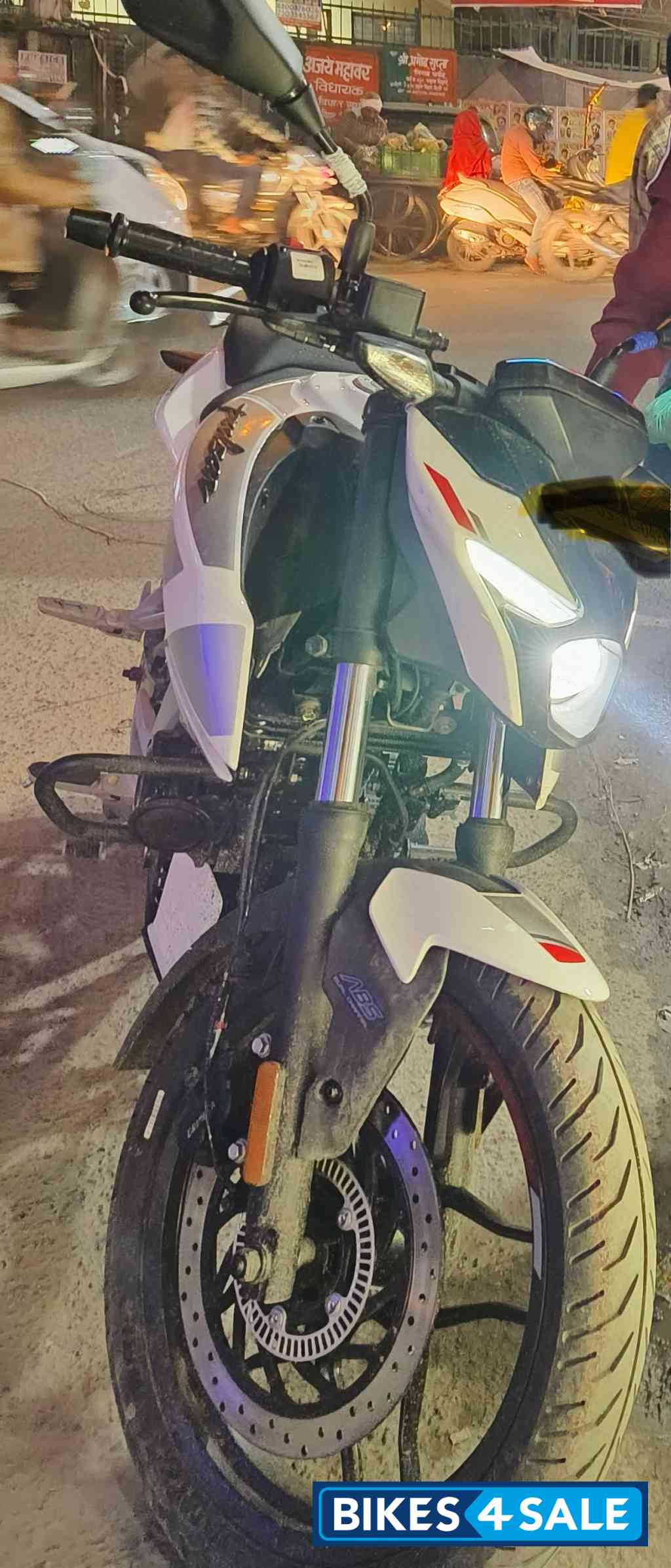 White Bajaj Pulsar N160