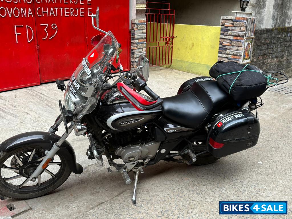 Black Bajaj Avenger Cruise 220 BS6