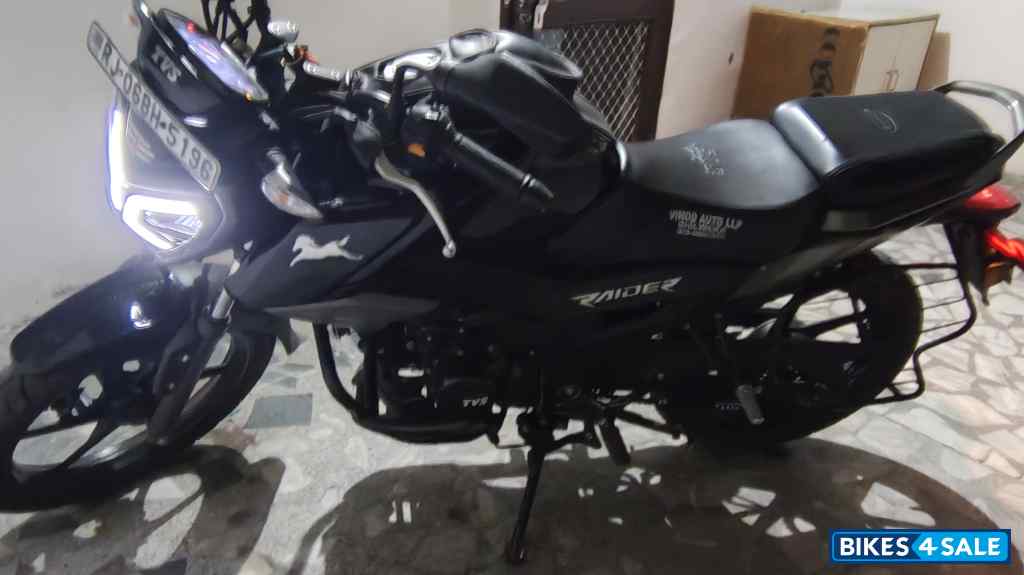 Black TVS Raider 125