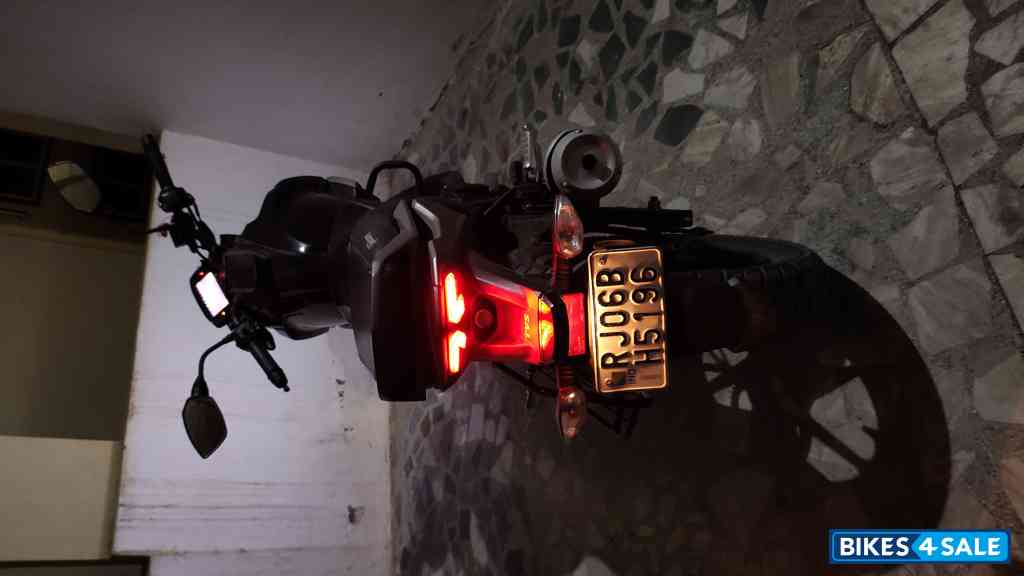 Black TVS Raider 125