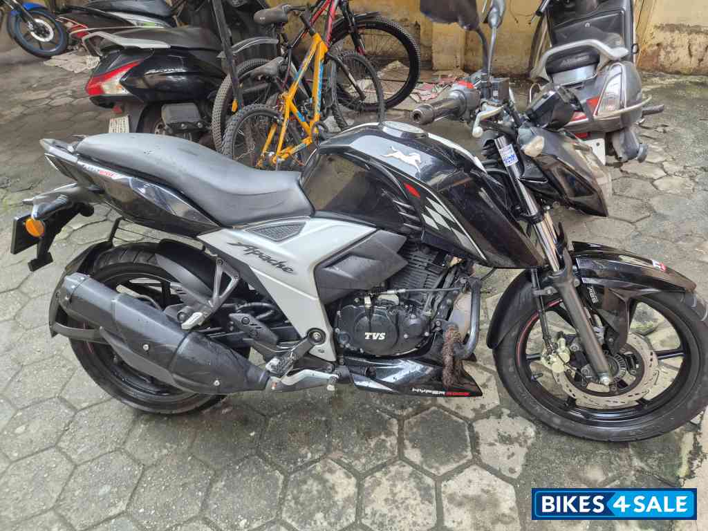Black TVS Apache RTR 160 4V BS6