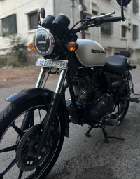 White Royal Enfield Thunderbird X 350