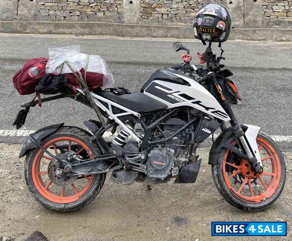 White KTM Duke 200 2020