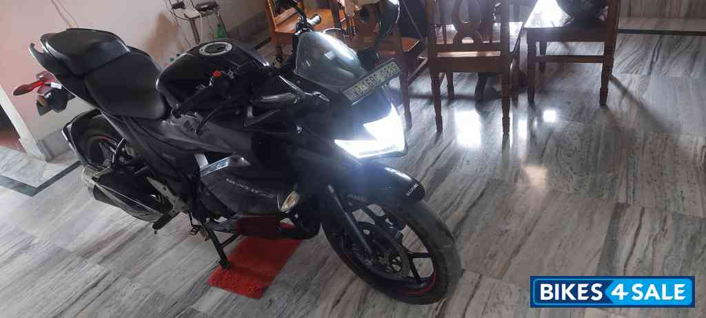 Black Suzuki Gixxer SF BS6